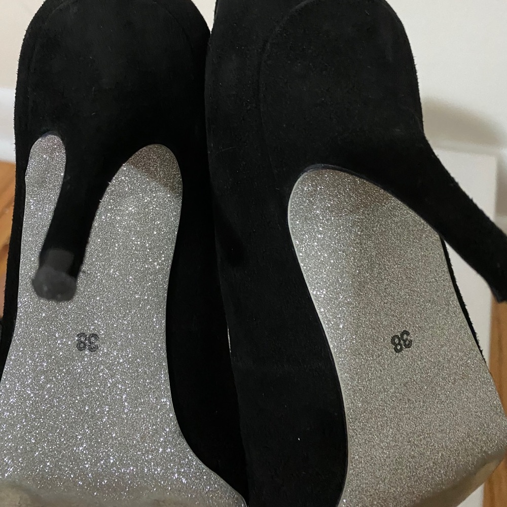 MUST GO SINCE IM MOVING Black pumps w glitter sole